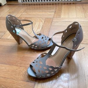 Crown Vintage T strap sandals size 9.5